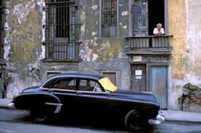 Un coche en una deteriorada calle de La Habana (Cuba).