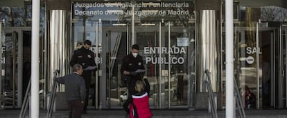 Dos guardias de seguridad de los juzgados de Plaza Castilla piden papeles a las personas que quieren entrar.