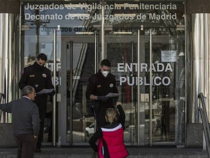 Dos guardias de seguridad de los juzgados de Plaza Castilla piden papeles a las personas que quieren entrar.