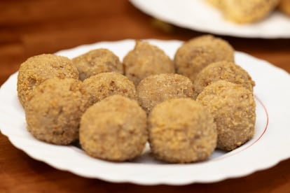 Clásicas bombas de la Barceloneta, con carne y patata.