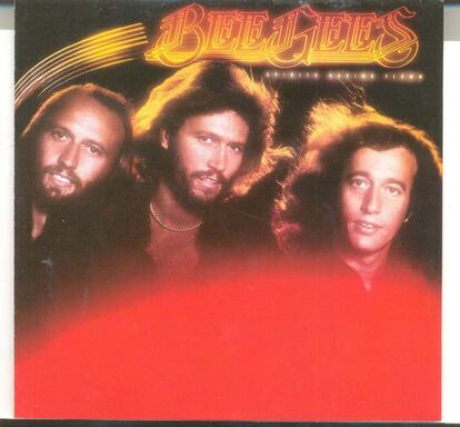  

	Un toque de distinción
	

	Bee Gees. Spirits Having Flown.
	
	Pasada la primera juventud pop los Bee Gees pusieron todo su empeño en ser los abanderados de la elegancia más hortera y las melenas mejor peinadas del espectáculo con permiso de Catherine Deneuve. Los dos objetivos los cumplieron satisfactoriamente y durante años nadie les pudo arrebatar estos títulos tan duramente conquistados.