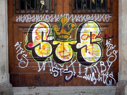 Pintada de los Latin Kings en la que se puede observar su principal símbolo, la corona.