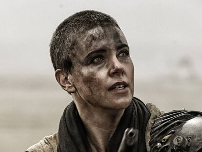 Charlize Theron en 'Mad Max', otro ejemplo de corte de pelo como acción previa a la insumisión.
