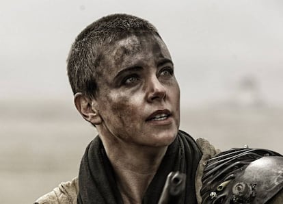 Charlize Theron en 'Mad Max', otro ejemplo de corte de pelo como acción previa a la insumisión.