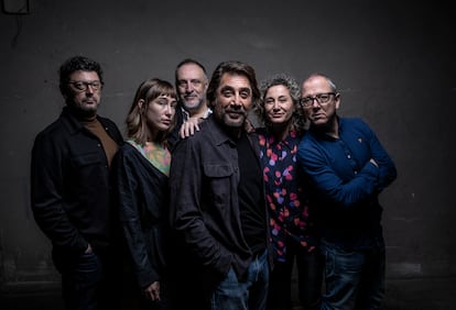 Manolo Solo, Almudena Amor, Fernando Albizu, Javier Bardem, Sonia Almarcha y Óscar de la Fuente, actores de 'El buen patrón', posan en EL PAÍS.