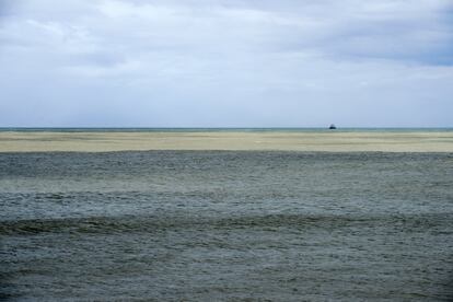 Foz do Rio Doce na cidade de Regência, no Espírito Santo. Mesmo após dois anos da chegada da lama de rejeitos de Fundão, a pesca ainda está proibida no mar.