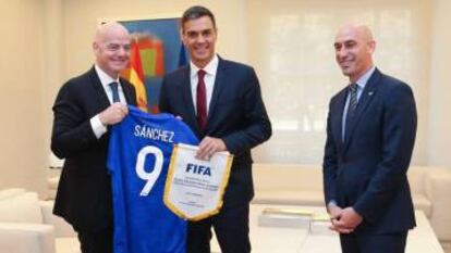 PM Sánchez with Gianni Infantino and Luis Rubiales in September.