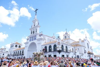 La carreta que porta el Simpecado de la Hermandad de Triana pasa por delante de la ermita de la Virgen del Rocío.