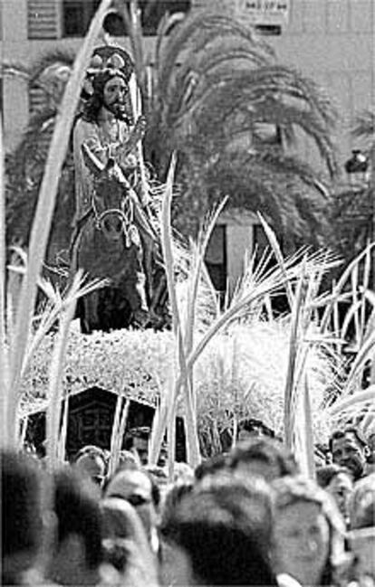 Un aspecto de la procesión de ayer en Elche.