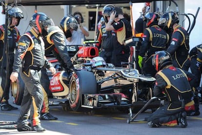 Parada de Romain Grosjean en boxes.