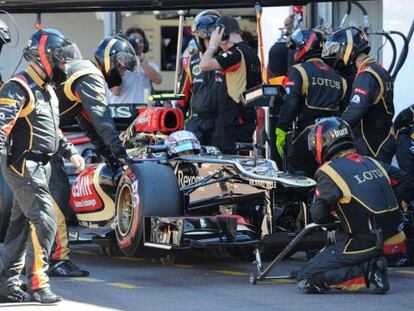 Parada de Romain Grosjean en boxes.