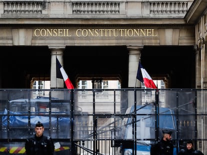 Fuerzas policicales custodian la sede del Consejo Constitucional francés.
