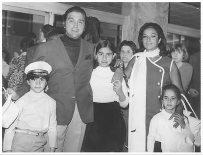 Lola Flores, junto a su marido, Antonio González, 'El Pescaílla', y sus hijos Lolita (centro), Antonio y Rosario, en el Aeropuerto de Barajas de Madrid, a su regreso de una gira internacional en 1969.