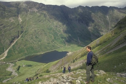 El valle más famoso de Escocia combina los rasgos básicos de las Highlands: vistas incomparables y una historia singular. Cuesta creer que entre tanta tranquilidad y belleza se perpetrara la masacre del clan de los MacDonalds en el siglo XVII, hecho que recuerdan todos los escoceses. Algunas de las rutas más bonitas por la zona, como la del Lost Valley (valle perdido), fueron usadas en su huida por los supervivientes, aunque muchos perecieron en la nieve. Hoy es un maravilloso valle de montaña –encantado por aquellos fantasmas–, cuyas cumbres quedan reservadas para montañeros expertos. Para dormir está el Kings House Hotel (kingshousehotel.co.uk), una de las posadas más antiguas de Escocia (del siglo XVII).