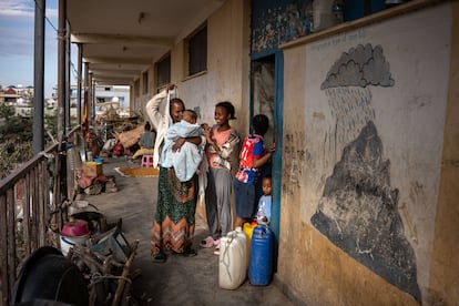 No es la primera vez que Etiopía enfrenta el hambre sin la ayuda de USAID. Tras diferentes auditorías en mayo del año 2023, USAID interrumpió sus actividades relacionadas con la asistencia alimentaria durante cinco meses tras detectar, según afirmó, que la ayuda humanitaria se estaba vendiendo en el mercado local. Las ayudas se retomaron, pero en menor medida. Otro de los lugares afectados por esa pausa, además del 70 Kare IDP center, fue el Haki IDP Center (en la foto), un centro de refugiados que se instaló en lo que había sido la escuela secundaria Haki. Actualmente viven allí 2.250 personas, el 35% de ellos niños. “Desde que Trump asumió el cargo de presidente de los Estados Unidos, tres personas se han ido para embarcarse en rutas migratorias por el miedo, la desesperación y la pérdida de esperanza. Ahora están presos en Libia”, afirma Mehari Abadi, uno de los coordinadores de Haki.