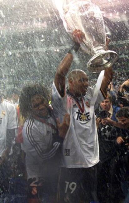 Karembeu y Anelka celebran la Champions de 2000.