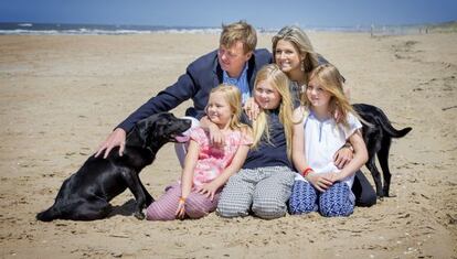 Los Reyes con sus tres hijas, durante unas vacaciones.