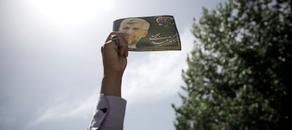 Un hombre sostiene un panfleto del candidato presidencial iran&iacute; Said Jalili.