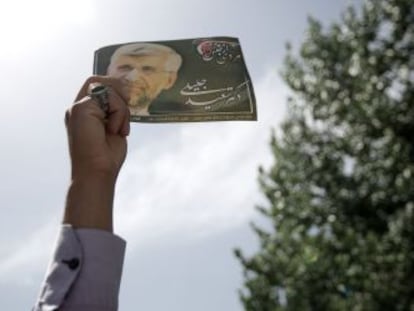 Un hombre sostiene un panfleto del candidato presidencial iraní Said Jalili.