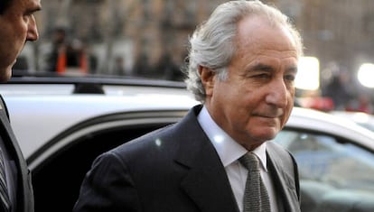 Bernard Madoff chegando a um tribunal de Nova York em 2009.