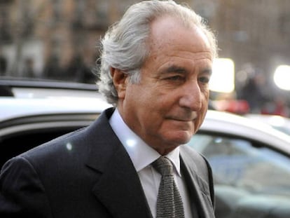 Bernard Madoff chegando a um tribunal de Nova York em 2009.