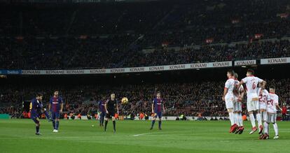 Messi marca el segundo gol del Barcelona, dando la victoria al equipo azulgrana ante el Alavés por dos goles a uno.