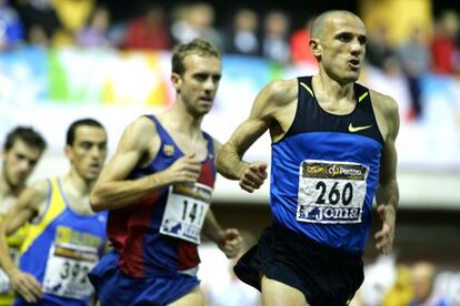 Chema Mart&iacute;nez, durante el XLV campeonato de Espa&ntilde;a en pista cubierta, celebrando en Sevilla en 2009