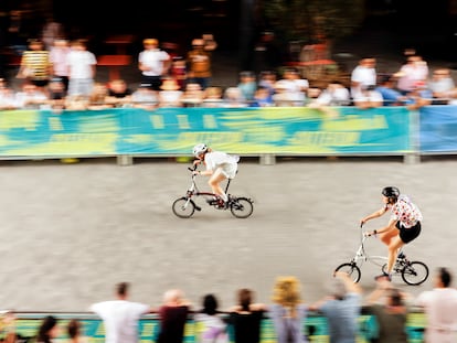 La final del BWC, el 21 de junio, fue una fiesta. En la imagen la carrera femenina, en el céntrico barrio de King’s Cross. Las rondas de clasificación son mixtas, pero las dos finales son masculina y femenina. Hasta el speaker se quedó afónico.
