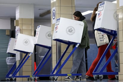 Una persona vota en la escuela primaria PS 20 Anna Silver en la ciudad de Nueva York.