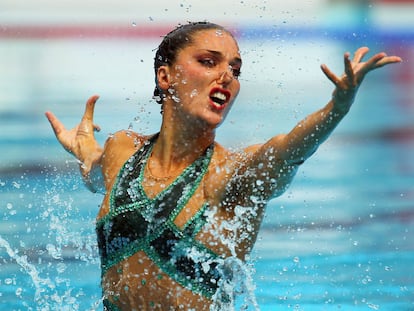 Andrea Fuentes compitiendo en la rutina técnica del Campeonato de Europa de Natación.