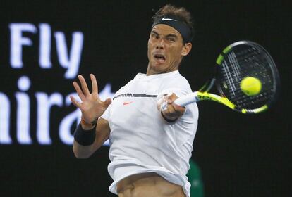 Rafael Nadal golpea la pelota durante el Open de Australia.