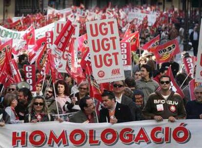 Manifestación en defensa de los trabajadores de centros de discapacitados del sector privado, ayer en Valencia.