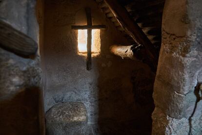 Celda de San Pedro de Alcántara, que dejó honda impresión en Santa Teresa que lo reflejó con estas palabras: "Lo que dormía era sentado y la cabeza arrimada a un maderillo porque su celda, como se sabe, no era más larga de cuatro pies y medio".