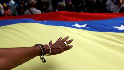 Una mano sobre la bandera venezolana durante una protesta contra Nicolás Maduro en Caracas.