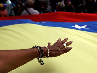 Una mano sobre la bandera venezolana durante una protesta contra Nicolás Maduro en Caracas.