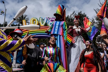 Un grupo de cirqueros muestra un espectáculo con música, zancos y malabares sobre la carrera séptima de Bogotá en el marco de la celebración de los 40 años de la marcha LGBTIQ+, el 3 de julio de 2022.