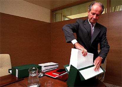 Juan María Atutxa, presidente del Parlamento vasco, tras una reunión en la Cámara de Vitoria.