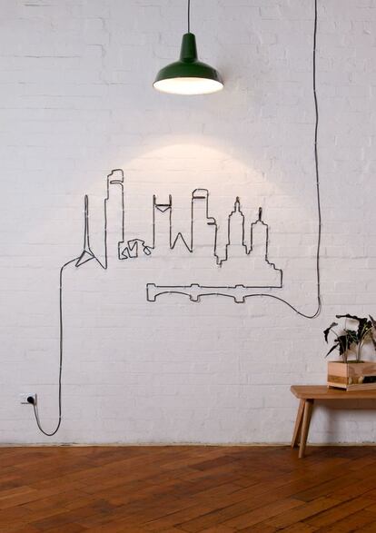 Los cables pueden disimularse creando edificios en la pared, como los de City of Melbourne.