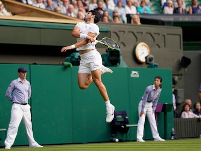 Alcaraz trata de alcanzar la pelota de manera acrobática, este lunes en la Centre Court de Wimbledon.