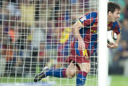 Messi recoge a toda prisa el balón de la red tras el primer gol, marcado por Pedro.