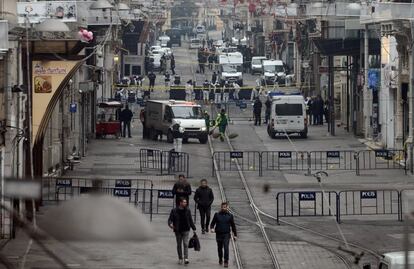 El ataque se produjo a las 10.55 de la mañana, una hora menos en España. En la imagen, policías en la zona del atentado.