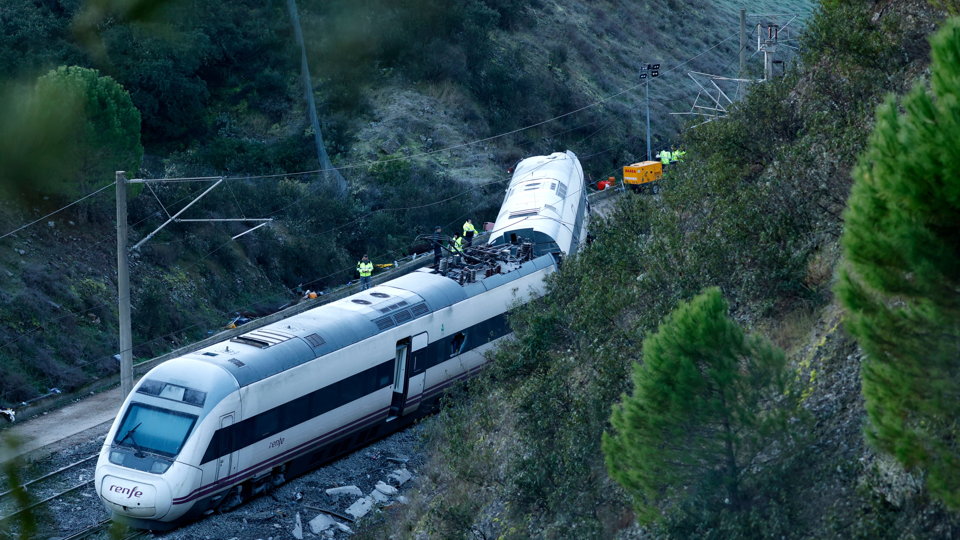 Zona del accidente ferroviario con los convoyes de trenes siniestrados donde continúan los trabajos de recuperación de los mismos.