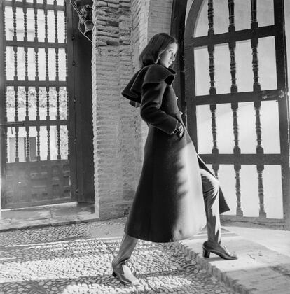 Diez años antes de la sesión para 'Vogue' USA en 1968, su edición para Francia publicó un reportaje de ocho páginas realizado en el monumento con moda francesa de Givenchy, Balmain y Maggy Rouff y fotografías del estadounidense Henry Clarke. 