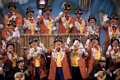 El coro "La vuelta a Cádiz en 80 mundos" durante la final del Concurso Oficial de Agrupaciones Carnavalescas (COAC) en el Gran Teatro Falla, en Cádiz.