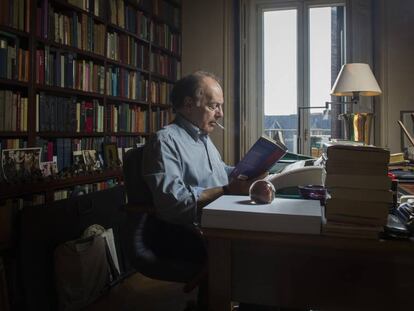 Javier Marías, escritor, colaborador del EPS y académico de la Real Academia de la Lengua, en su despacho, en 2016.