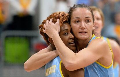 Laia Palau celebra con Danielle Robinson el pase a la final.