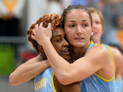 Laia Palau celebra con Danielle Robinson el pase a la final.