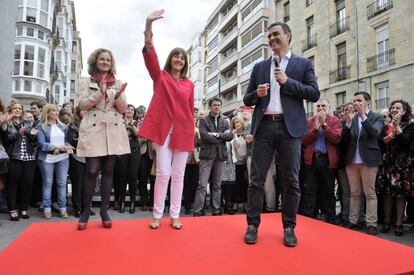 Pedro Sánchez, antes de su mitin en Vitoria junto a Idoia Mendia (centro) y Cristina González.