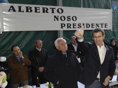 El presidente de la Diputación de Ourense, José Luis Baltar, junto a Alberto Núñez Feijóo y varios vecinos ayer en Os Peares.