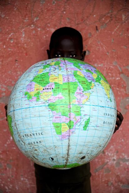 Imagen de un niño en 2016 en su pequeña escuela de un poblado de Bafatá, en el interior de Guinea Bisáu. El chico encontró esta bola del mundo, se acercó para cogerla y se prestó para ser retratado. La imagen me hizo reflexionar sobre de dónde venimos y, sobre todo, quiénes sufren las innumerables injusticias y avaricias del ser humano, es decir, los niños y niñas, que son el futuro que deberíamos cuidar.